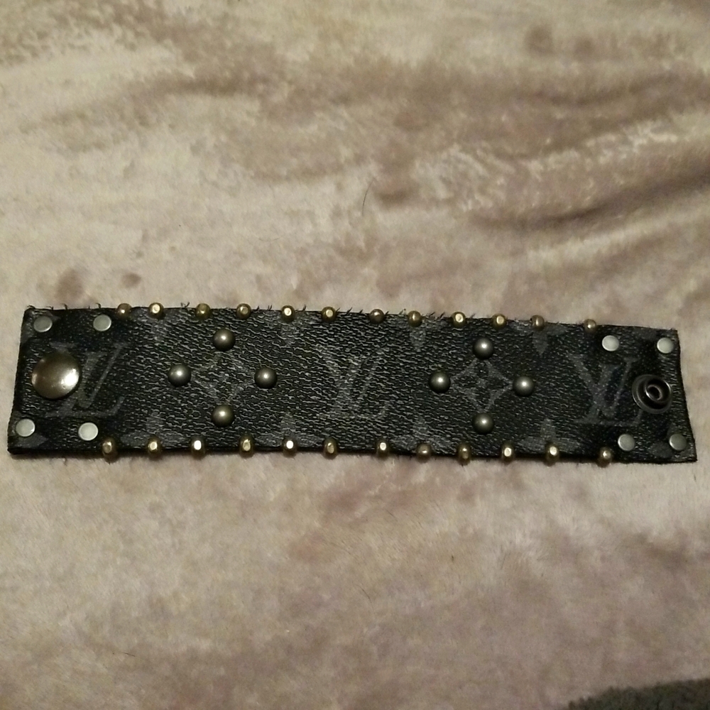 🖤Amazing Louis Vuitton gray/black custom cuff bracelet🖤